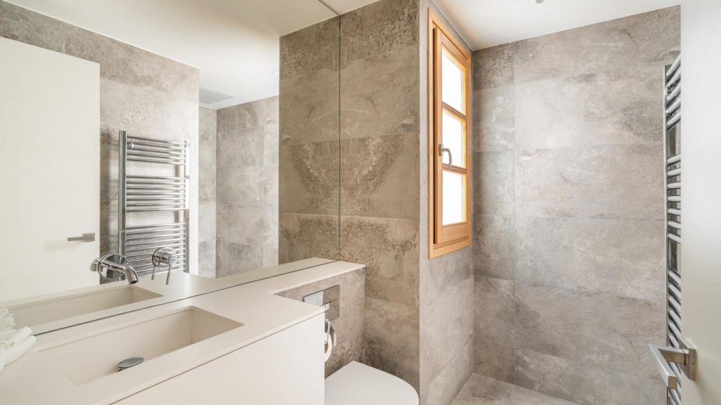 Baño de mármol y piedra en Tarragona