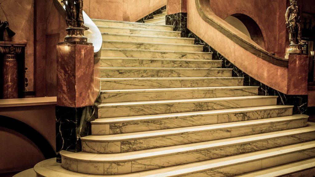 Escaleras 2 Escalera con acabado en mármol en Tarragona