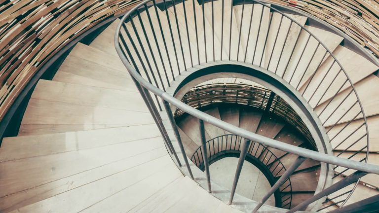 Escalera con acabado en mármol en Tarragona