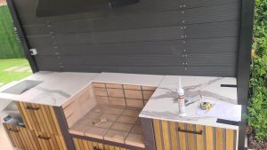 Instalación barbacoa con encimera de mármol