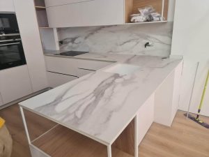instalador cocina marmolista tarragona cocina marmol blanco portada