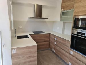Instalación de cocina con encimera, suelos o paredes de piedra natural o mármol