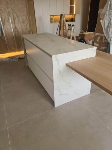Cocina con isla y barra incorporada