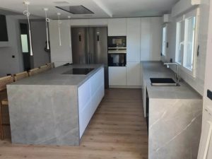 Cocina con isla piedra gris claro