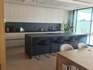 Cocina con isla de piedra gris