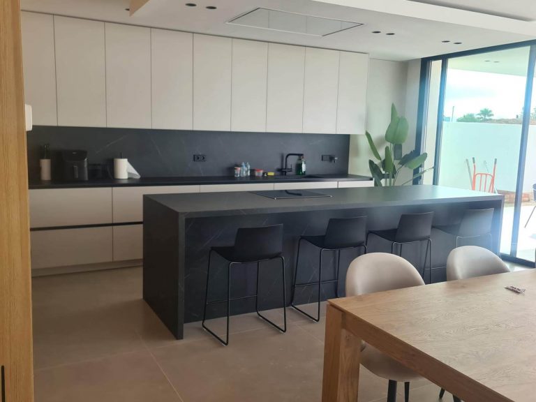 Cocina con isla de piedra gris